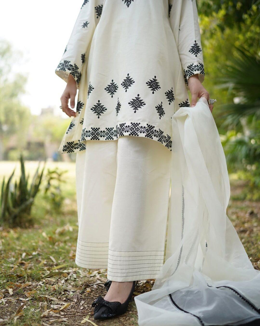 JUNA LAWN EMB 3PC